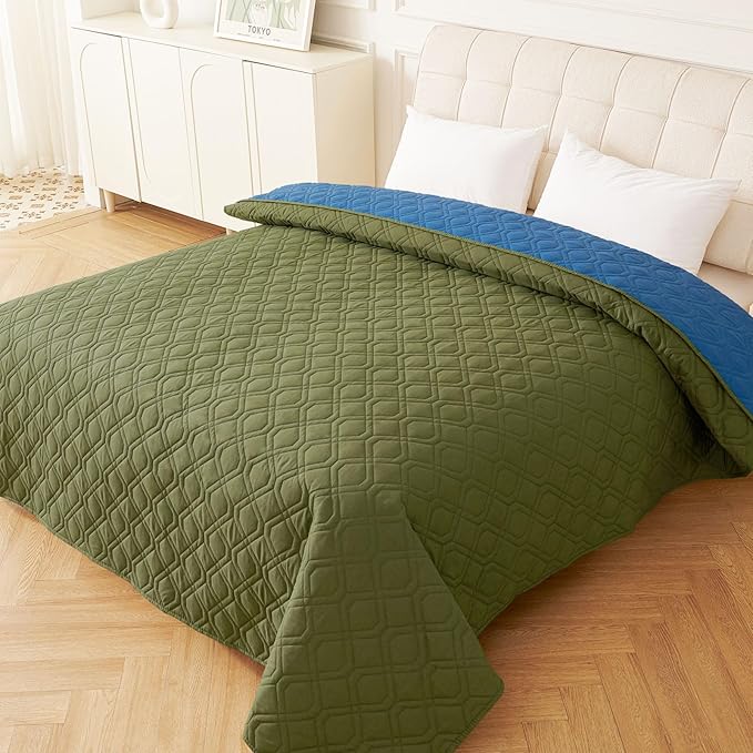 hyha Waterproof Dog Bed Blanket, Soft Pet Blankets, Waterproof Couch Cover for Dogs, Reversible Sofa Covers Washable for Furniture (68x82 Inch, Green/Navy Blue)